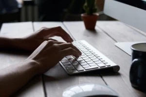businessman at a keyboard FitMaxWzkzMCwzMzZd